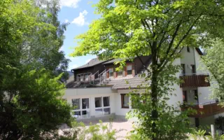 Ansicht des ersten Hauses der mit Haupteingang der Wohngemeinschaft.