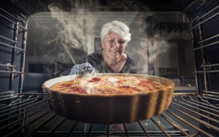 Kuchen backen in der WG - ein dampfender Kuchen kommt gerade aus dem Backofen.