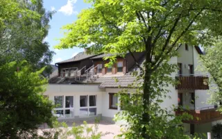Rückansicht von Haus 2 mit Haupteingang