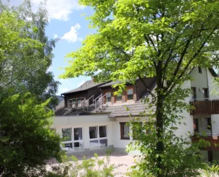 Ansicht des ersten Hauses der mit Haupteingang der Wohngemeinschaft.