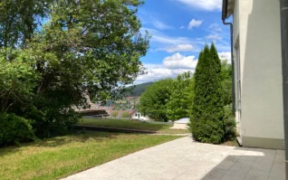 Blick in den Garten von einer Terrasse der Wohngemeinschaft.
