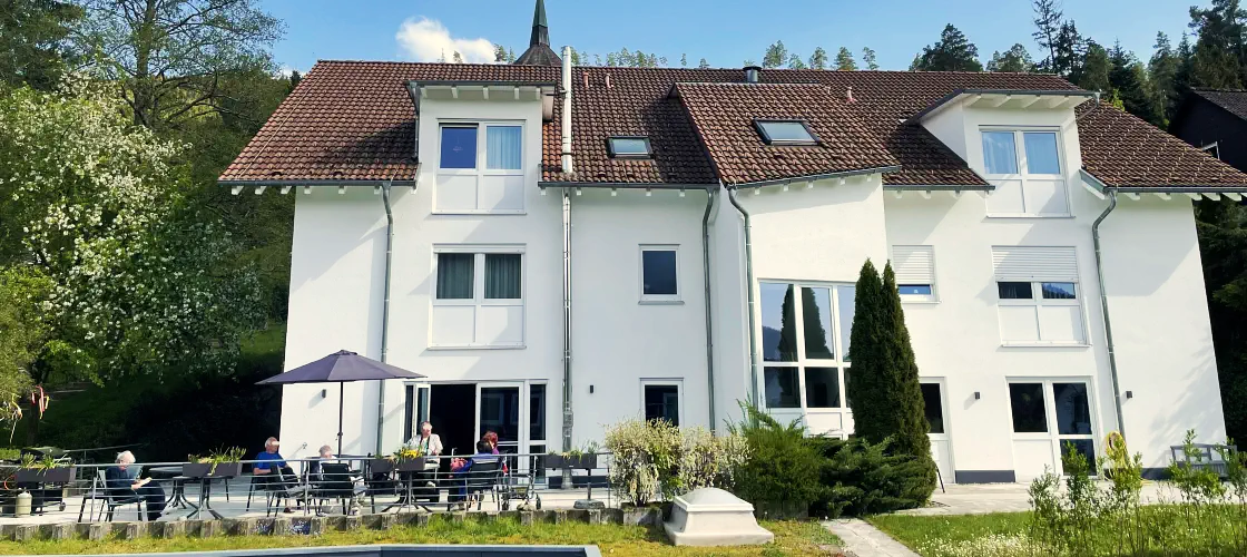 Hausansicht der Senioren-Wohngemeinschaft, Haus 1 mit der großen Terrasse.