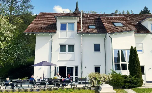Hausansicht der Senioren-Wohngemeinschaft, Haus 1 mit der großen Terrasse.