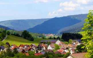 Ausblick über den Schwarzwald in das Murgtal von der großen Terrasse.